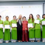 Giáo viên GCA đón nhận Chứng chỉ từ đại diện Đại học quốc gia Mỹ