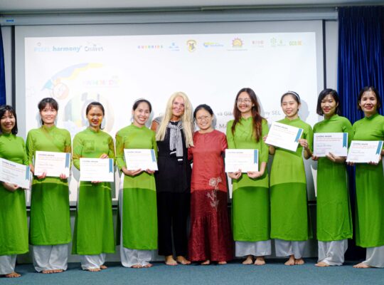 Giáo viên GCA đón nhận Chứng chỉ Nhà giáo thực hành SEL và giảng dạy giáo án Harmony SEL từ đại diện Đại học quốc gia Mỹ