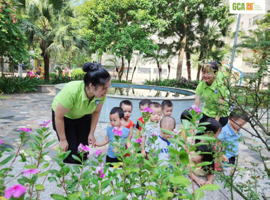 Cô và học sinh GCA tận hưởng không gian xanh tại GCA Ecohome 1