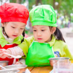 Mấy tuổi cho bé đi nhà trẻ là tốt nhất? 5 Dấu hiệu con đã sẵn sàng